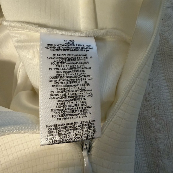 BCBGeneration sleeveless romper size 2 white w black trim Cutout on one side - Picture 6 of 9